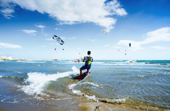 Surfing fra strand i Marbella, Andalusien