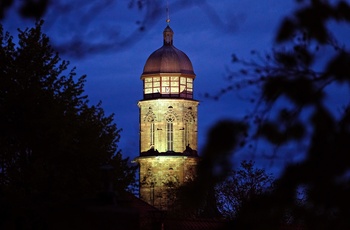 St. Jacobi von Norden zur blauen Stunde.