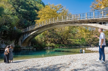 Aristi-broen over Voidomatis-floden nær byen af samme navn - Grækenland