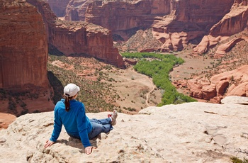 Turist nyder udsigten i Canyon de Chelly National Monument - Arizona