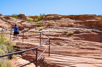 Turist vandrer mod Horseshoe Bend, Coloradofloden i Arizona, USA