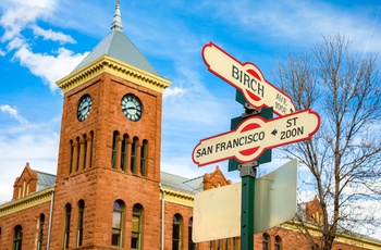Birch Avenue og San Francisco vejskilte med klokketårnet i Flagstaff