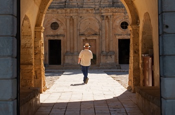 Turist besøger Arkadi Kloster på Kreta