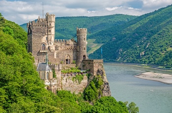 Rheinstein slot / borg og floden Rhinen, Tyskland