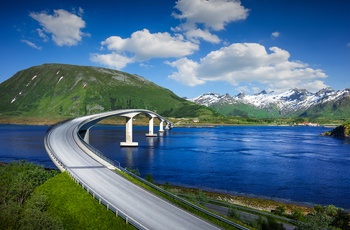 Atlanterhavsvejen i Norge med bjerge i baggrunden
