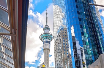 Sky Tower set fra Aucklands centrum - New Zealand