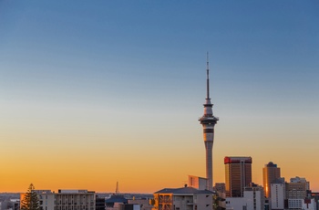 Sky Tower i Auckland ved solopgang - New Zealand