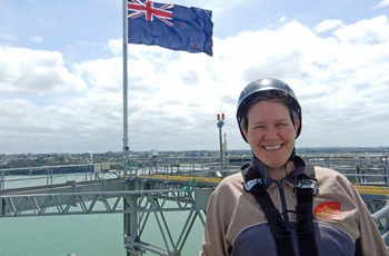 Joan på Bridgewalking på Auckland Harbour Bridge, Nordøen i New Zealand