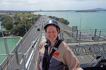 Joan på Bridgewalking på Auckland Harbour Bridge, Nordøen i New Zealand