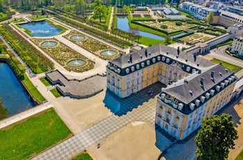 Luftfoto af Augustusburg slot og barokparken i byen Brühl - Tyskland