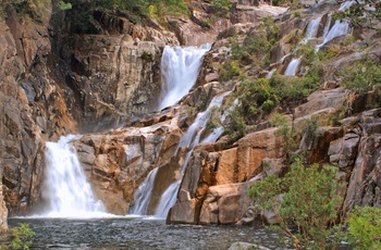 Vandfald i Wooroonoorans Nationalpark - Queensland i Australien