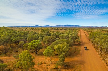 4 wd på dirt road gennem Australiens outback