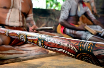 Yirrganydji Aboriginal mænd spiller på Didgeridoo 