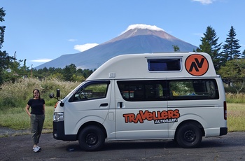 Vicki med sin autocamperforan Mt. Fuji