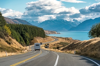 Autocamper på vej mod Mount Cook på sydøen i New Zealand