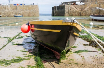 Båd ved lavvande i Mousehole havn