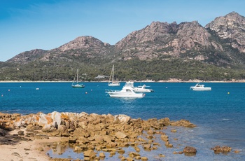 Både nær Coles Bay i Great Oyster Bay - Tasmanien