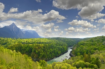 Floden Bulkley River snor sig gennem det vilde landskab i British Columbia