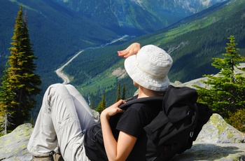 Kvinde nyder udsigten i Glacier National Park of Canada i British Columbia