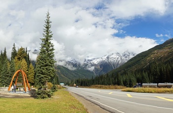 Rogers Pass summit monument i Glacier National Park of Canada - British Columbia