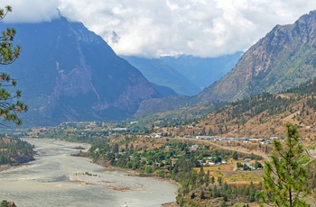 Floden Fraser River og byen lillooet i baggrunden - British Columbia, Canada