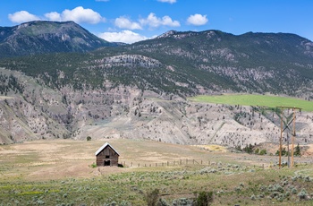 Bjerge og et lille gammelt hus nær byen Lillooet i British Columbia