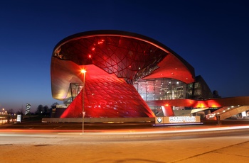 Det futuristiske BMW Welt om aftenen, München - © München Tourismus, S. Müller