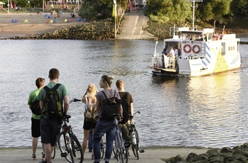 Cykelisyter venter på lille færge over flod i Tyskland