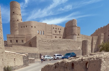 Parkerede bliver ved Bahla Fort i Oman
