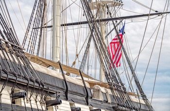 Fregatten USS Constellation i Baltimore Inner Harbor - Maryland i USA