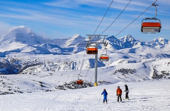 På ski nær Banff om vinteren - Alberta - Canada