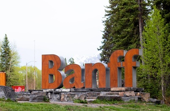 Velkommen til bjergbyen Banff om aftenen - Alberta - Canada