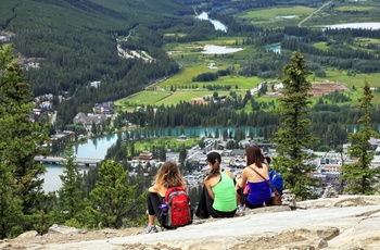 3 piger nyder udsigten til Banff på en vandretur - Alberta - Canada