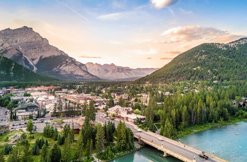 Luftfoto af bjergbyen Banff om aftenen - Alberta - Canada