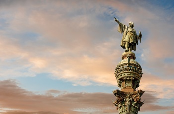 Tæt på Christopher Columbus monumentet i Barcelona