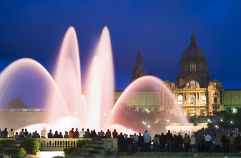 Lysshov ved Font Magica springvandet foran Museu Nacional d´Art de Catalunya i Barcelona