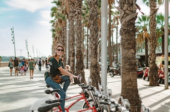Kvinde på cykel i Barcelona