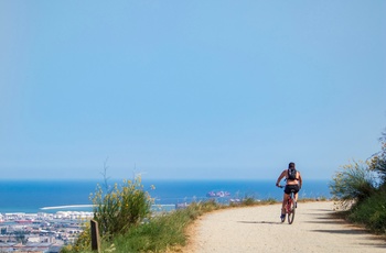 Mand cykler i udkanten af Barcelona