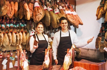 Bod med skinker i markedet La Boqueria, Barcelona i Spanien