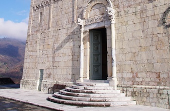 Barga katedrals klakstensfacade - Toscana
