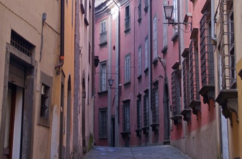 Smal gade i Barga med farverige facader - Toscana
