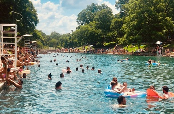 Batyon Springs Pool i Austin, Texas - Foto Alex George on Unsplash