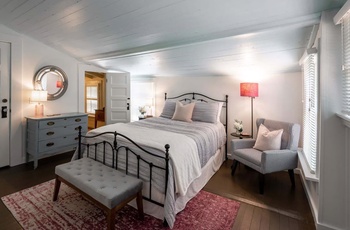 Beechwood Inn B&B, Rose Cottage Queen Room