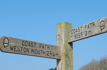 Skilte til vandreture langs kysten nær Beer - Devon - Sydengland