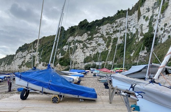 Både på stranden i byen Beer - Devon - Sydengland