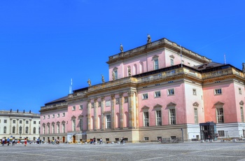 Bebelplats og Statsoperaen langs Unter den Linden i Berlin, Tyskland
