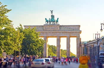 Trafik ved Brandenburger Tor i Berlin, Tyskland