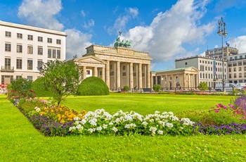 Brandenburger Tor ved Pariser Platz på en sommerdag i Berlin, Tyskland