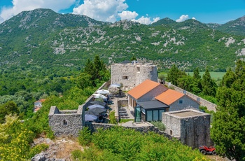 Besac-fæstningen i landsbyen Virpazar i Montenegro