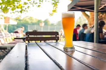 Øl i klassisk Biergarten i Tyskland og Østrig
